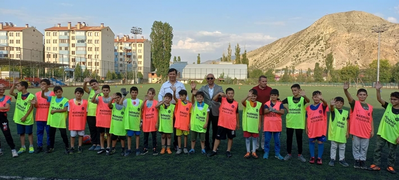 Marmara Oltulular Derneği Erzurum'da Öğrencilere spor kıyafetleri dağıttı