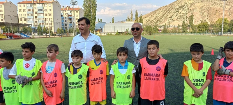 Marmara Oltulular Derneği Erzurum'da Öğrencilere spor kıyafetleri dağıttı