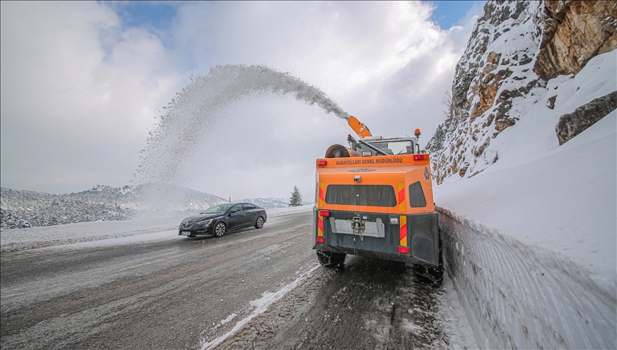 Antalya-Konya kara yolunda karla mücadele çalışması sürüyor