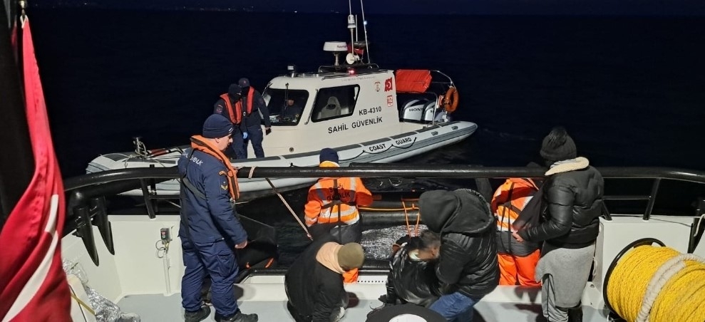 İzmir açıklarında 45 düzensiz göçmen kurtarıldı