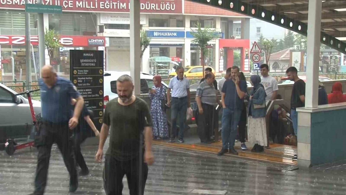 Bursalılar sağanak yağmura hazırlıksız yakalandı