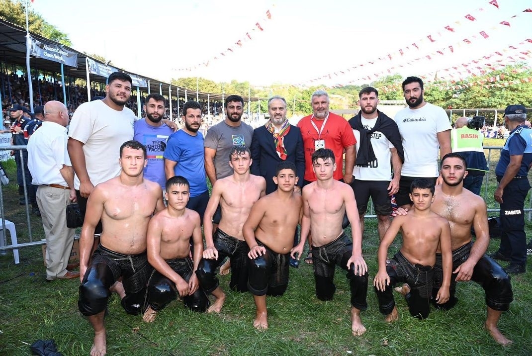 Bursa Büyükşehir Belediyesporlu güreşçiler Balıkesir’den 7 madalya 2 kupayla döndü