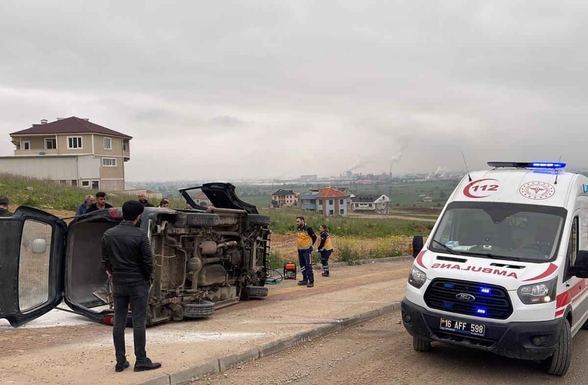 Bursa'da minibüs takla attı: 3 yaralı