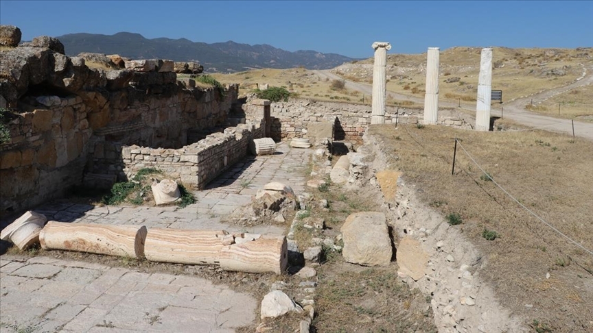 Denizli'deki antik kent Tripolis'teki depremlerin izleri gün ışığına çıkartılıyor