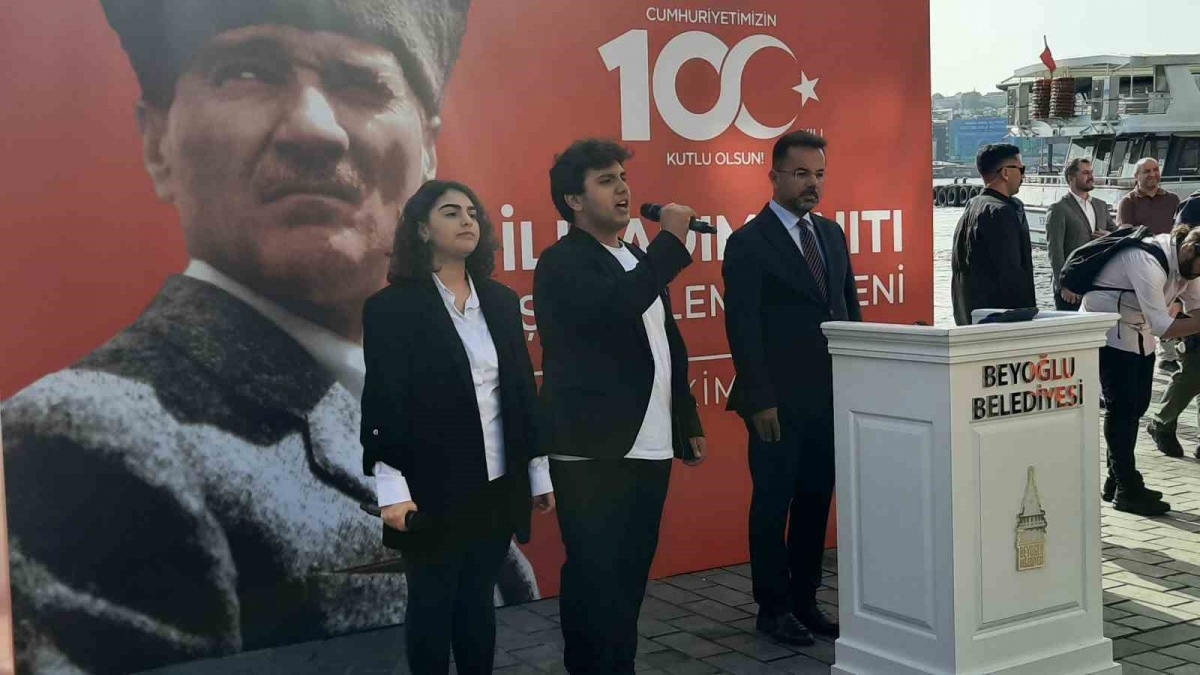 Beyoğlu Karaköy Rıhtımı’na ’İlk Adım Anıtı’ yerleştirildi