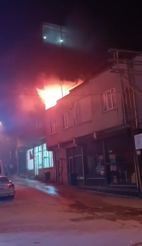 Bursa’da bir evin çatısı alev alev yandı