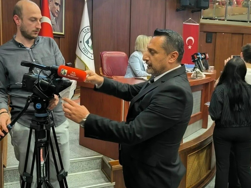 İzmit Belediyesi’nin meclisinde bantlı gönderme

