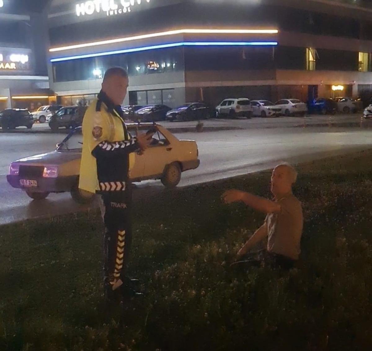 Polisin alkollü sürücü ile imtihanı kamerada