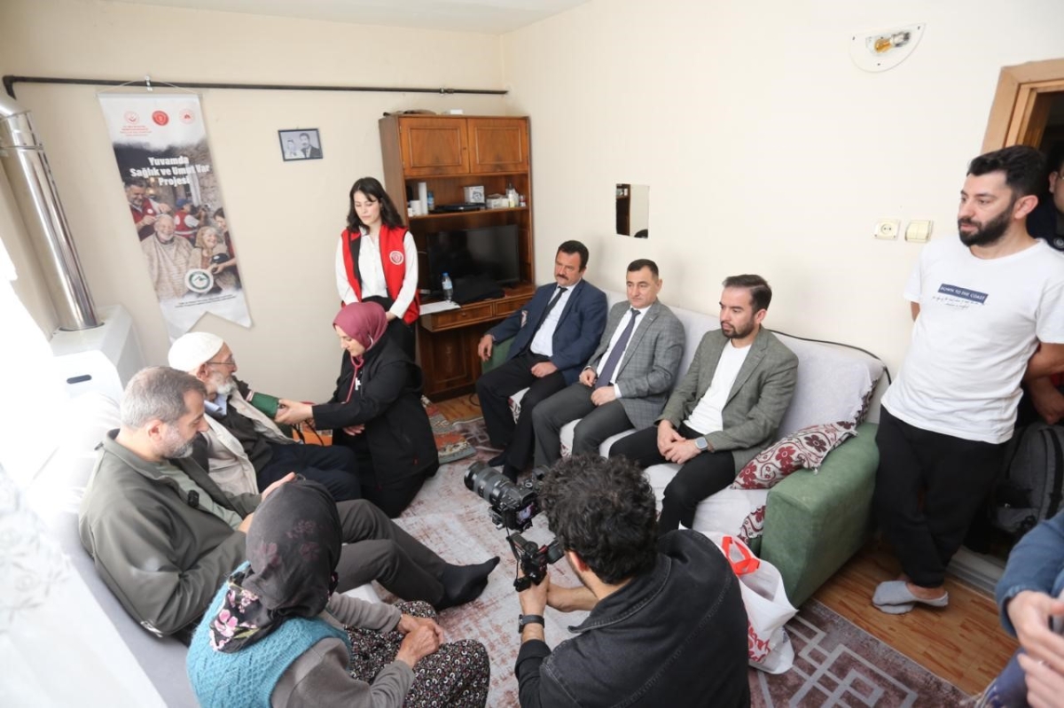 Yaşlıların ayağına doktor, berber ve tesisatçı gitti, dünyalar onların oldu
