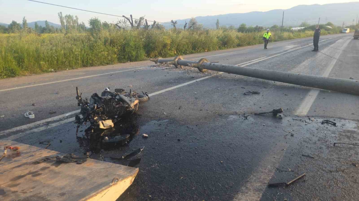 Otomobilin devirdiği elektrik direğine motosiklet çarptı: 4 yaralı
