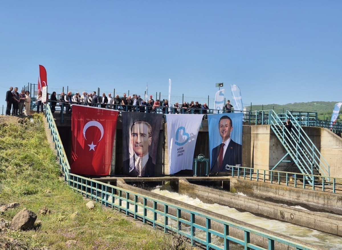 Manyas Barajı’nda kapaklar açıldı, kanallara su verilmeye başlandı

