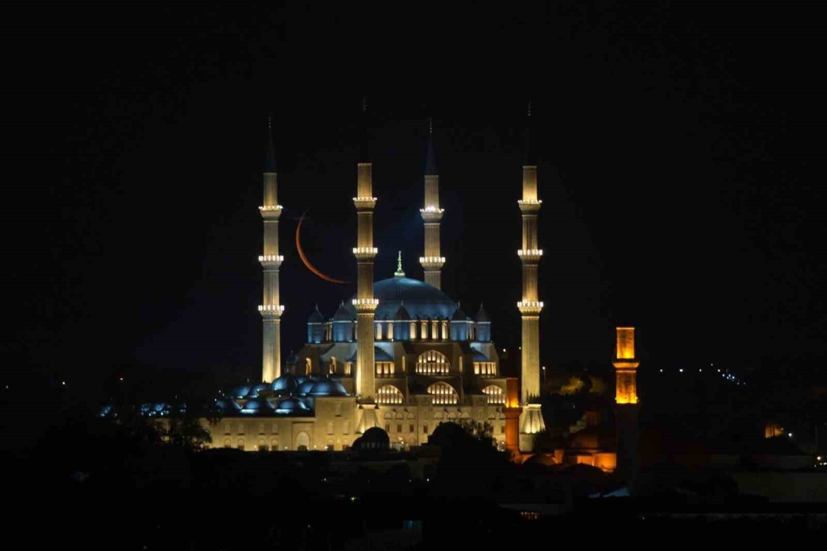 Selimiye’de hilalli sabah, objektiflere yansıdı
