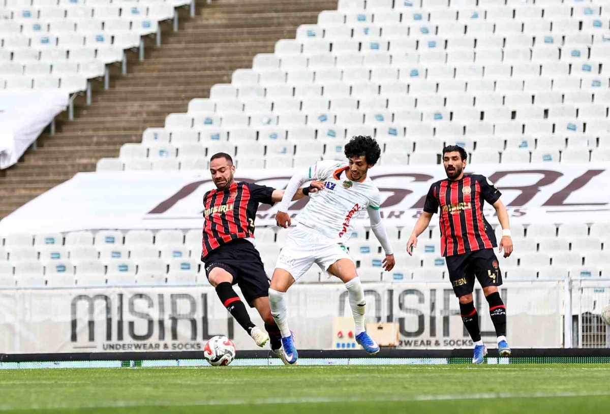 Trendyol Süper Lig: Fatih Karagümrük: 0 - Corendon Alanyaspor: 1 (İlk yarı)
