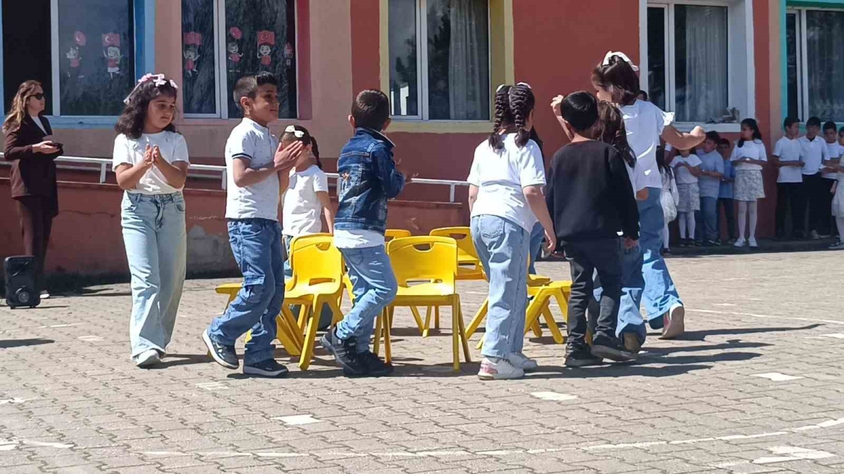 Minik yüreklerden ertelenen 23 Nisan coşkusu

