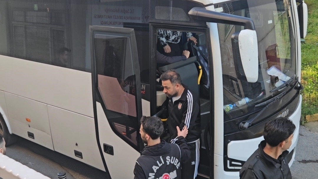 İBB’ye yönelik son dalga operasyonunda gözaltına alınan 12 kişi sağlık kontrolünden geçirildi
