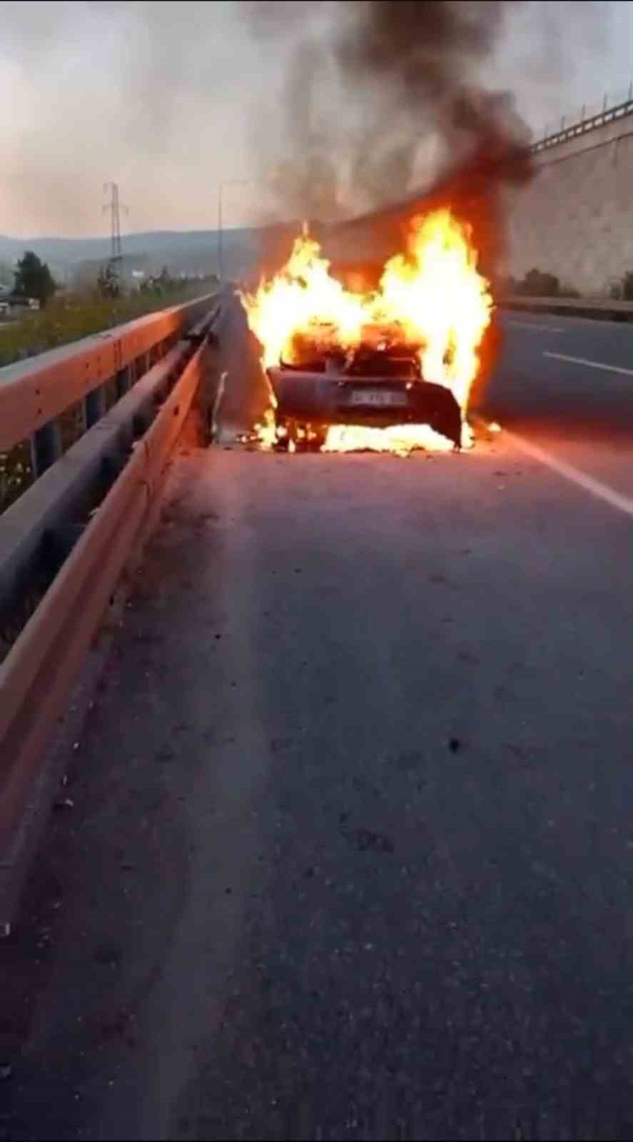Otobanda seyir halindeki cip alev alev yandı
