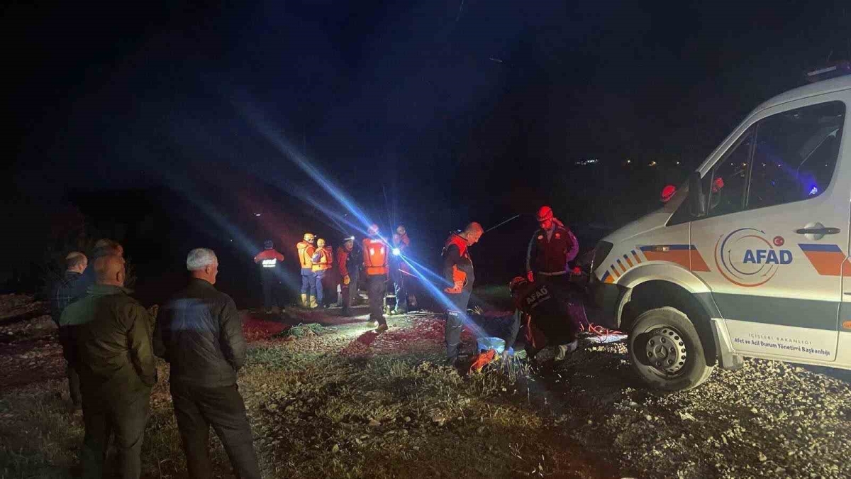 Dere yatağında su seviyesi artınca 4 kişi mahsur kaldı
