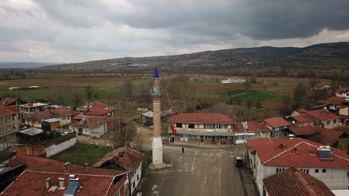 Camisiz minare köyün sembolü oldu
