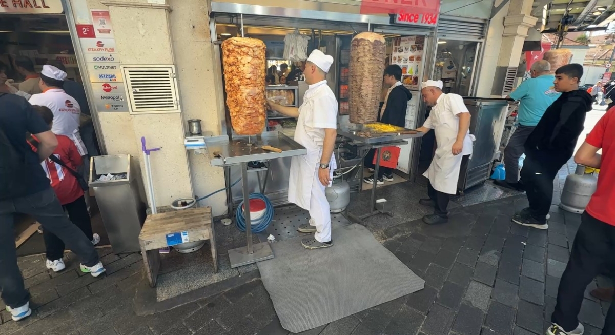 Taksim’de doğalgaz onarımı uzun sürünce esnaf, çareyi tüp kullanarak buldu
