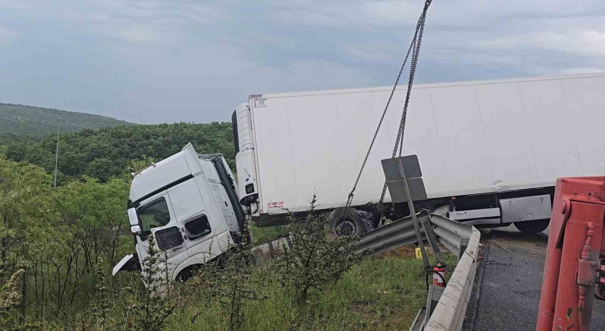 Kuzey Marmara’da otomobilin çarptığı tır bariyerleri aşıp yoldan çıktı

