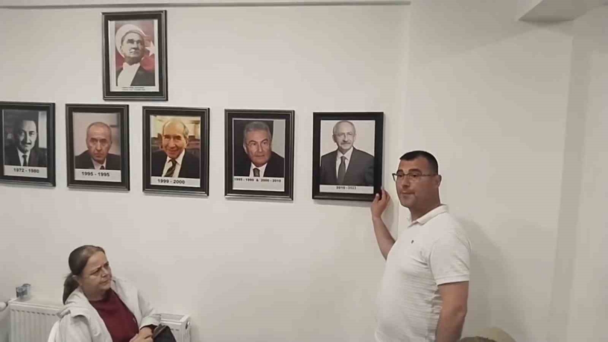 Edirne’de partililer CHP il binası önünde toplandı
