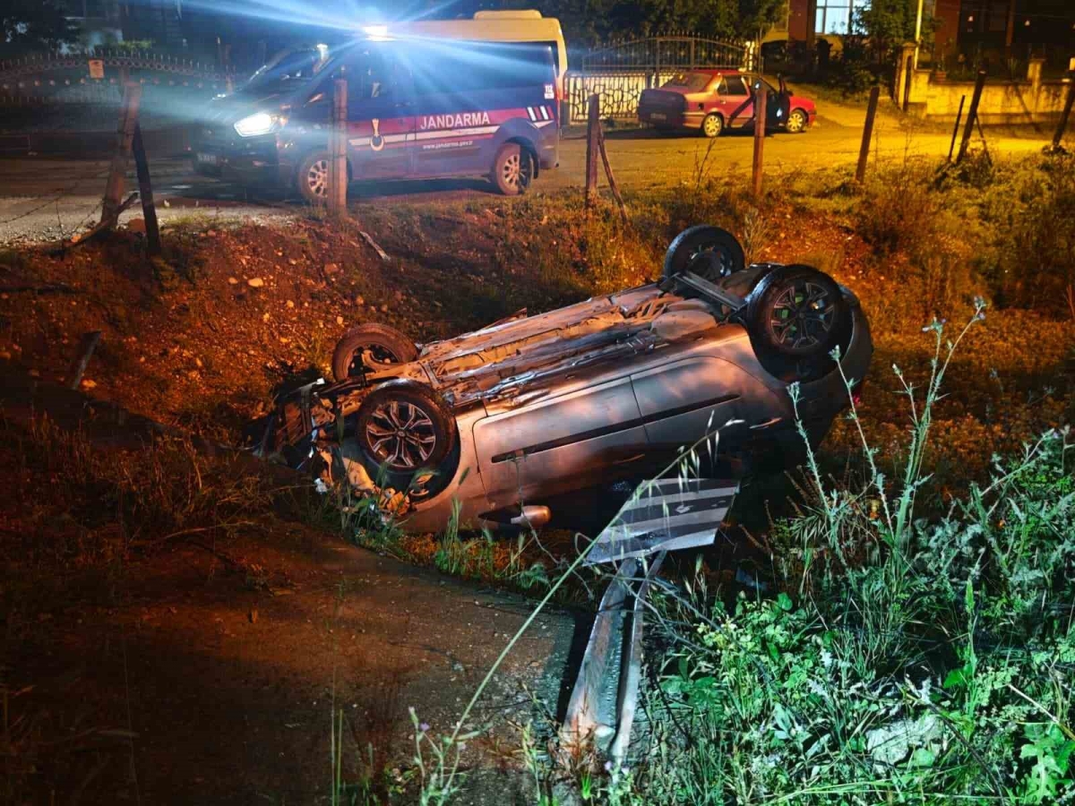Hurdaya dönen otomobili bırakıp kaçtılar
