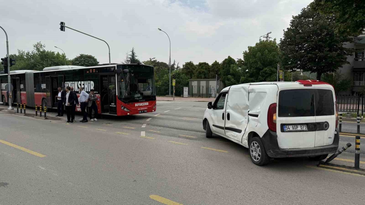 Yasak dönüş kazayı getirdi, metrobüsle hafif ticari araç çarpıştı: 13 yaralı
