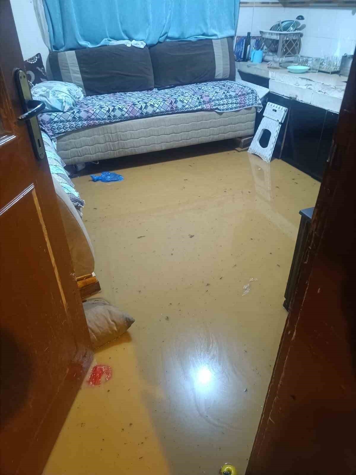 Sağanak yağış sebebiyle evleri su bastı
