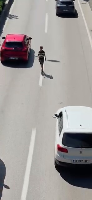 Canını hiçe sayarak akan trafikte böyle yürüdü
