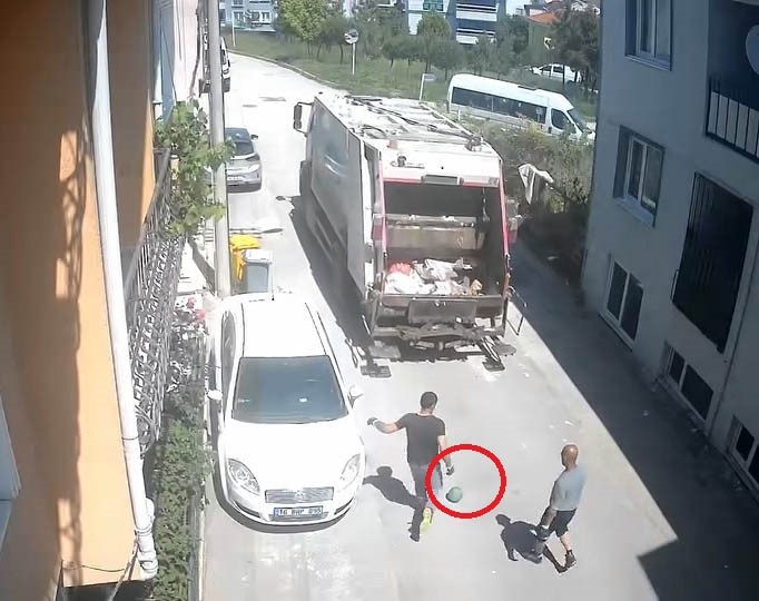 Temizlik işçilerinin topla eğlendiği anlar kamerada
