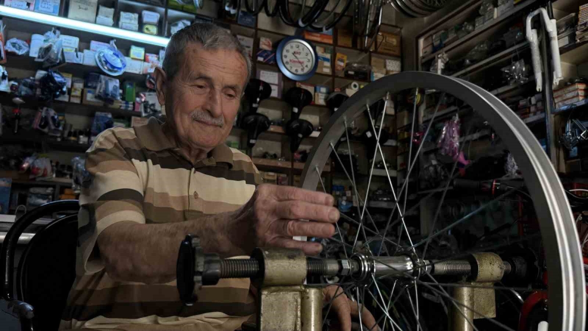 72 yıllık mesleğini, 85 yaşında ilk günkü heyecanla sürdürüyor
