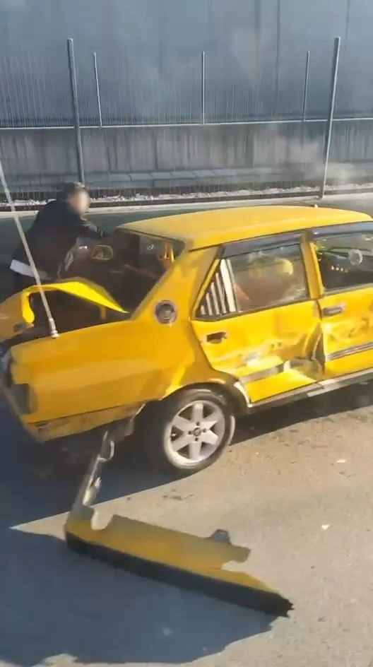 Alkollü sürücü direksiyon hakimiyetini kaybetti, bariyerlere çarptı
