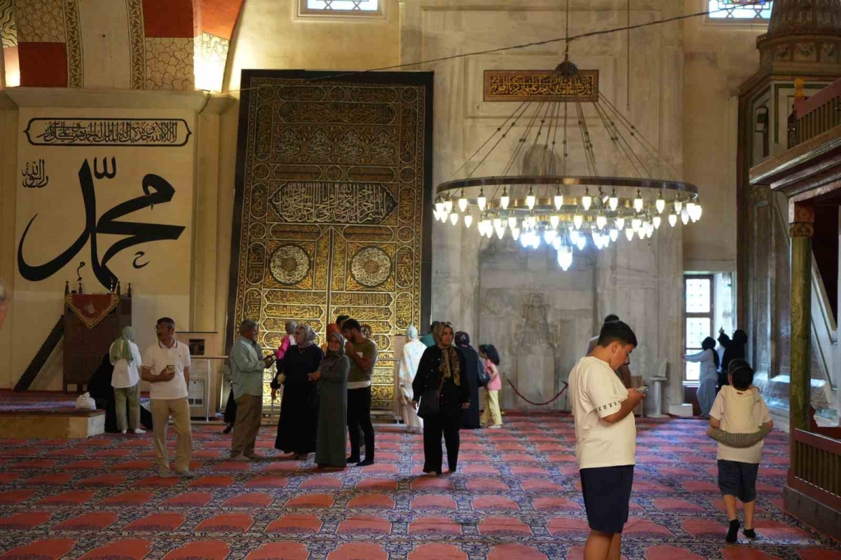 Bayramda Edirne’ye akın ettiler: Kabe taşı ve örtüsü yoğun ilgi gördü
