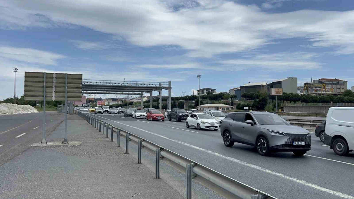Bayram dönüşü Çamlıca Gişeleri’nde yer yer yoğunluk oluştu
