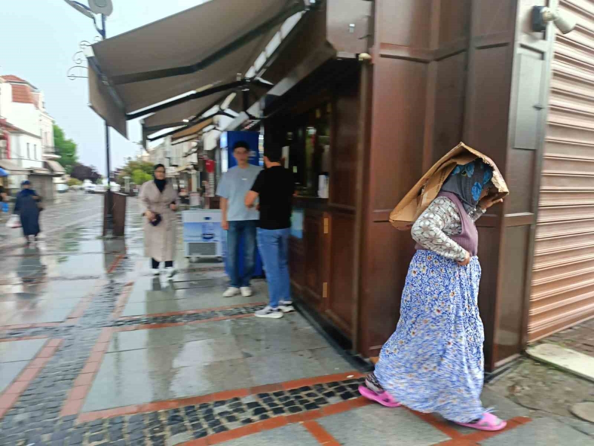 Edirne’de sağanak yağış: Vatandaşlar karton ve poşetle yağmurdan korunmaya çalıştı
