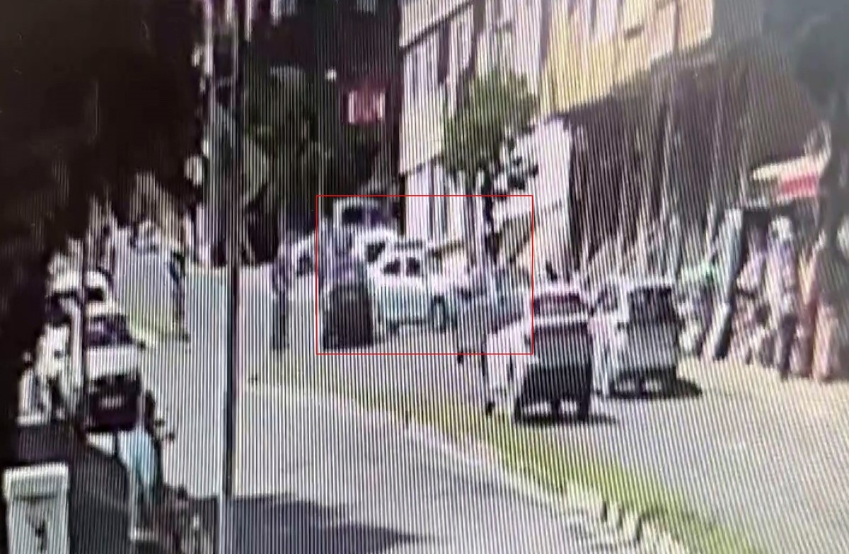 Büyükçekmece’de ehliyetsiz sürücü durağa daldı: 1 ağır yaralı

