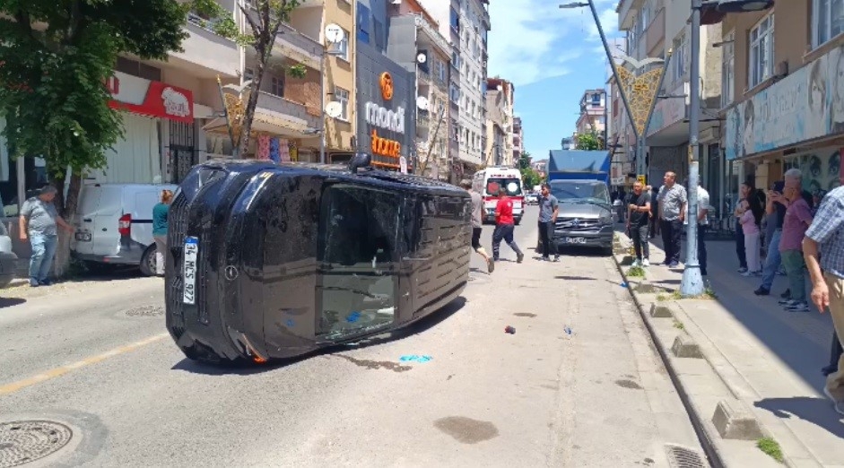 Pendik’te takla atan otomobil park halindeki araca çarptı: 1 yaralı
