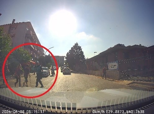 Koltuk değnekli öğrencinin yardımına zabıta personeli koştu
