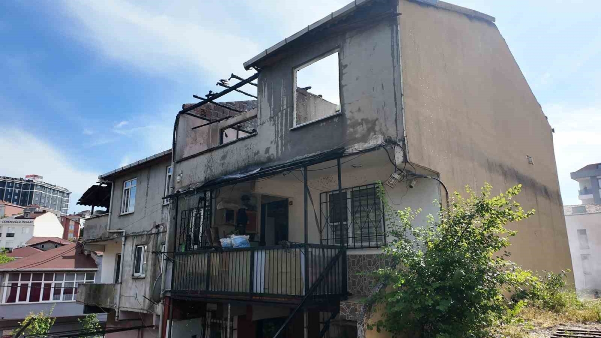 Sultanbeyli’de izolasyon malzemeleri tutuşan çatı alevlere teslim oldu
