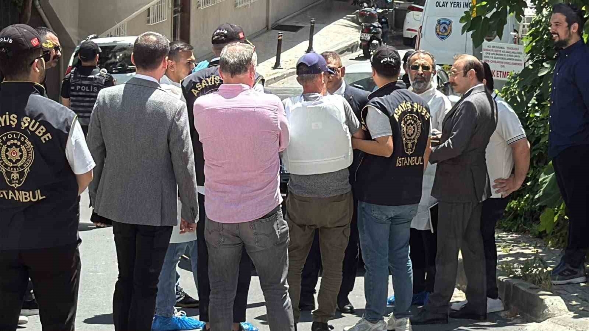 Şişli Fulya’daki evinin önünde 24 Mart 2016 günü silahlı saldırıya uğrayan Mezdeke grubu üyesi Aynur Kanbur’un ölümüyle ilgili olay yerinde keşif yapılıyor. Cinayeti itiraf eden Bülent Gündüz’ün de olay yerinde bulunduğu öğre