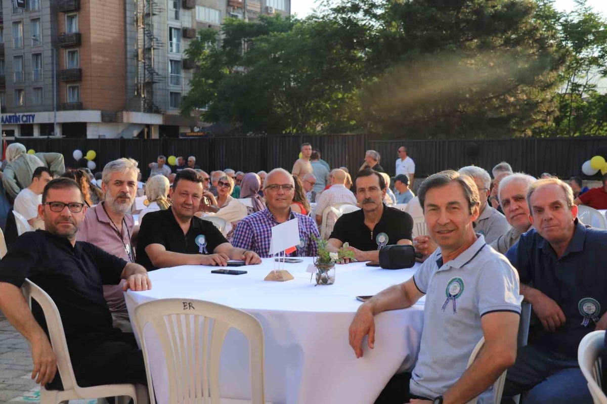 83 yaşındaki öğretmen yıllar sonra öğrencileriyle buluştu
