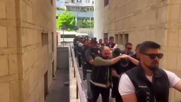 Kapıları koçbaşlarıyla kırdılar, çatı katında uyuşturucu yakaladılar: 79 tutuklama
