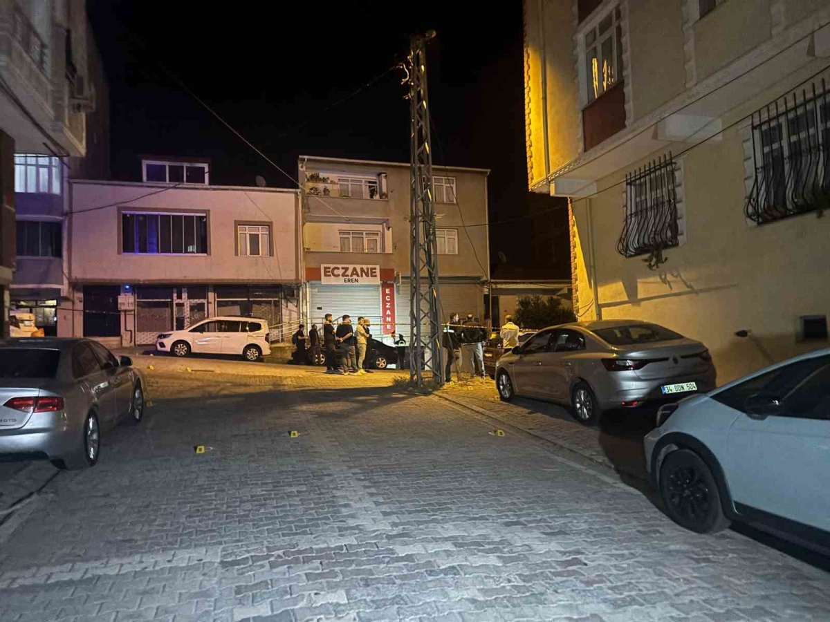 Esenyurt’ta iki grup arasında silahlı çatışma kamerada
