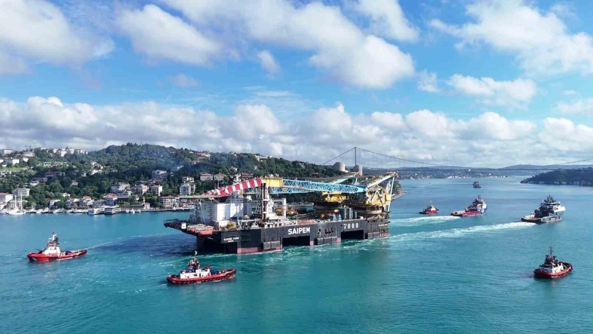 İstanbul Boğazı’ndan geçen dev vinç gemisi havadan görüntülendi
