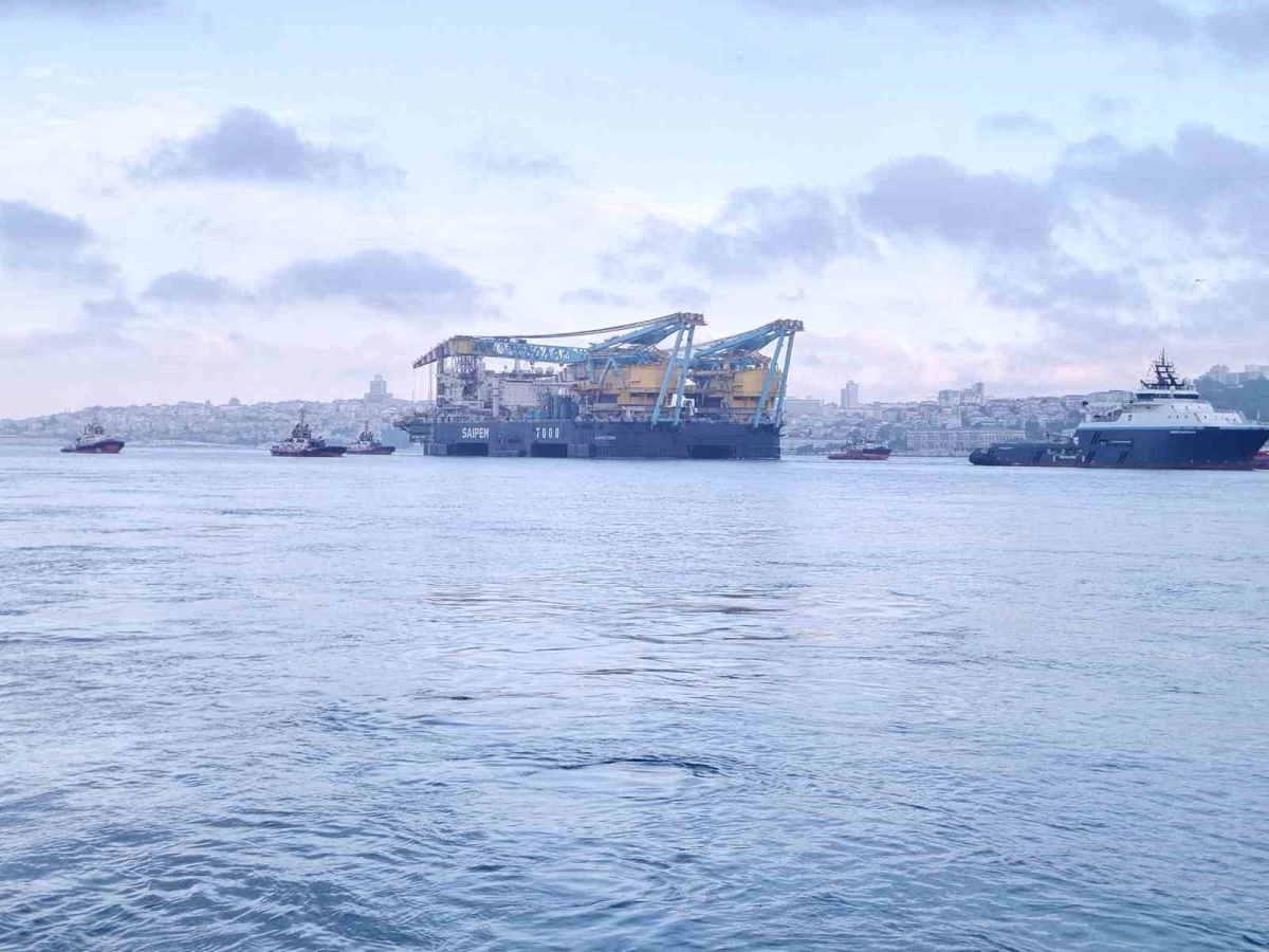 Dev vinç gemisi ’Saipem 7000’ İstanbul Boğazı’ndan geçiyor
