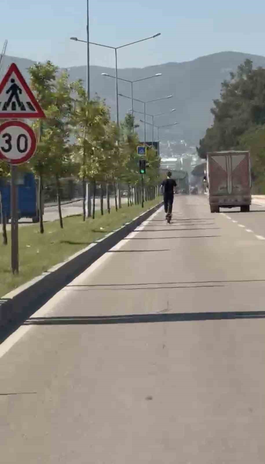 Elektrikli scooter üzerinde tehlikeli yolculuk kamerada
