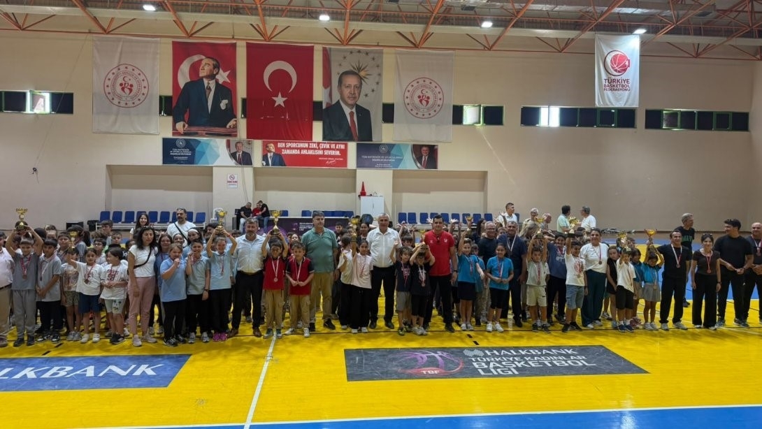 Burhaniye’de Geleneksel Çocuk Oyunlarında dereceye girenlere ödülleri verildi
