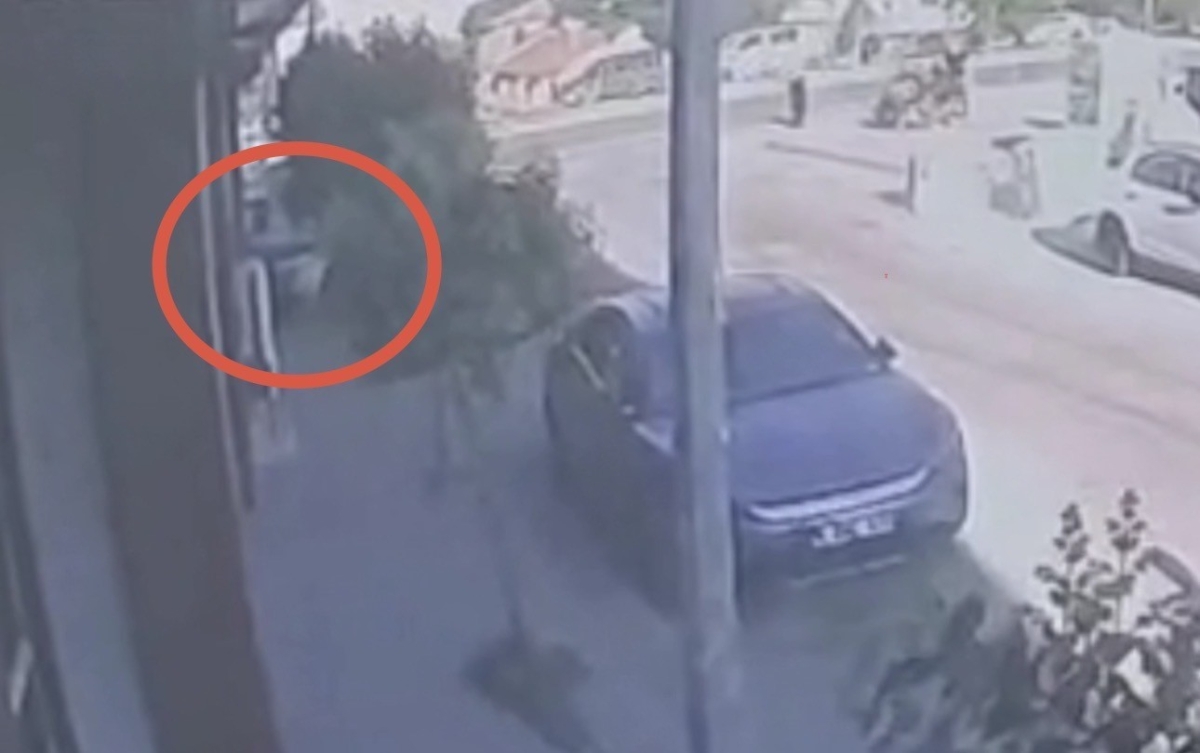 Ehliyetsiz gencin kullandığı otomobil motosiklet mağazasına daldı: 2,3 milyonluk zarar meydana geldi
