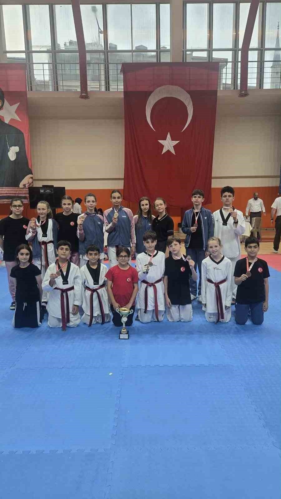 Bilecikli tekvandoculardan madalya yağmuru
