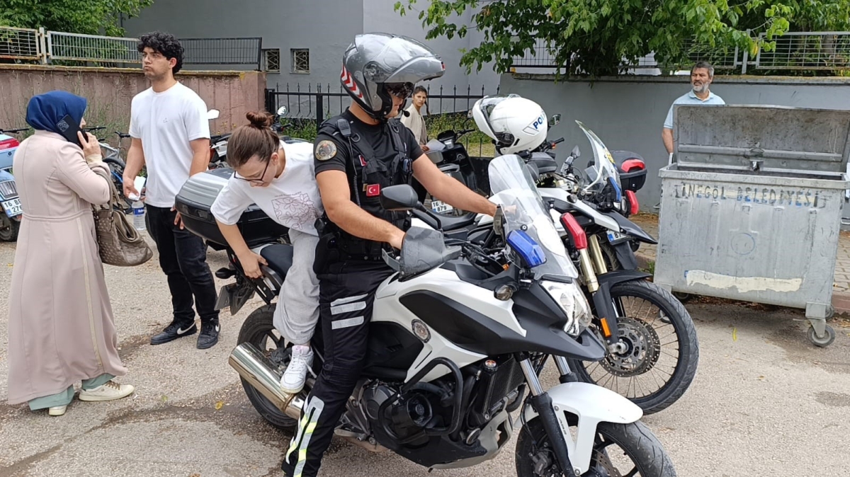 Bursa’da yanlış okula gelen adayların yardımına polis koştu
